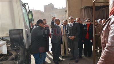 محافظ الجيزة داخل بدرومات عزيز عزت لمتابعة شفط مياه الصرف (صور)