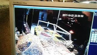 بالفيديو.. «حرامي» يسرق هاتفا من يد امرأة تسير برفقة زوجها