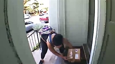 «حرامية» تتعرض لموقف محرج لحظة سرقتها منزل (فيديو)