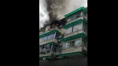 شجاعة رجل مسن تنقذ فتاتين من حريق كبير (فيديو)