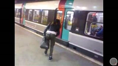 بالفيديو.. رد فعل غريب لرجل مع فتاة تعرقل حركة المترو