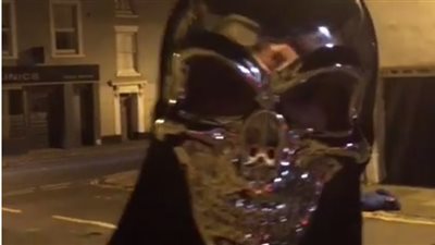 بالفيديو.. شاب يرتدي ملابس سوداء ينفذ مقلبا مرعبا في المارة بالشارع