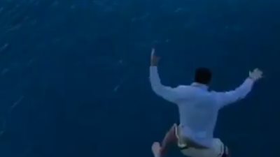 لقطات مروعة لمتهور يقفز من الطابق الـ11 لسفينة سياحية