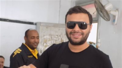 رامي صبري يدلي بصوته في ثاني أيام الانتخابات بزهراء المعادي (صور)
