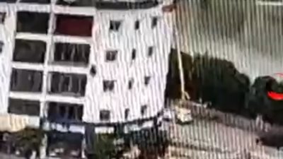 لحظة مصرع عامل بعد سقوطه من فوق رافعة (فيديو)