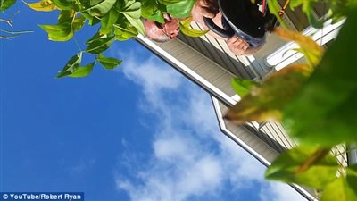 بالفيديو والصور.. هاتف سامسونج يسجل لحظة سقوطه من طائرة