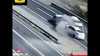 لقطات مروعة للحظة تصادم 3 سيارات (فيديو)