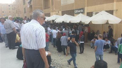 بالصور.. تكدس المواطنين خلال سحب كراسات «سكن مصر»
