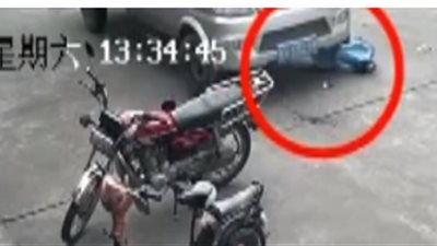 لحظة دهس شاحنة طفلا أمام أعين والدته (فيديو)