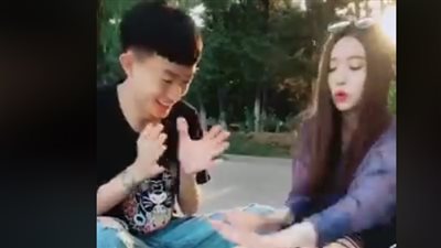 فتاة تخدع حبيبها ببطيخة (فيديو)