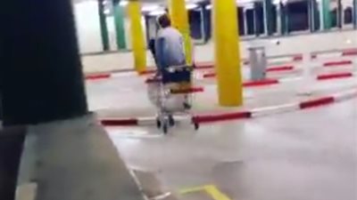 مزاح شابين يتسبب في سقوط أحدهما بطريقة مروعة (فيديو)