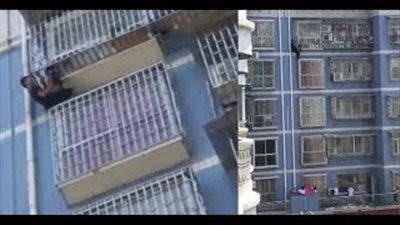 رجل يتسلق 5 طوابق لإنقاذ طفل يتدلى من نافذة (فيديو)