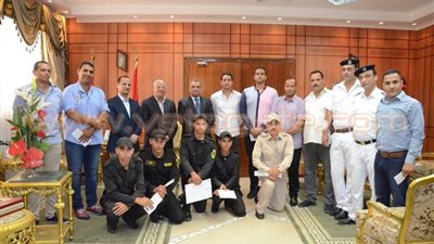 بالصور.. محافظ بورسعيد يكرم ضباط وأمناء شرطة قسم المناخ