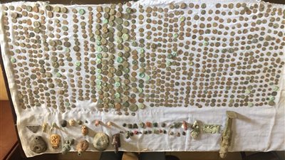 ضبط صاحب مخبز بحوزته 41 تمثالا و890 عملة أثرية بالمنيا (صور)