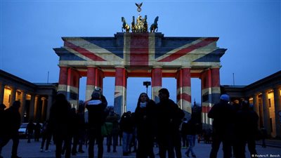 بوابة براندنبورغ في برلين بألوان العلم البريطاني