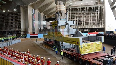 30 صورة ترصد عملية نقل تمثال رمسيس الثاني إلى مقر عرضه بالمتحف الكبير