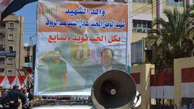 والد شهيد في الدقهلية يطوف شوارع المنصورة بلافتة تؤيد السيسي
