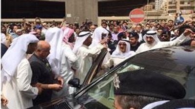 بالفيديو والصور.. أمير الكويت يتفقد موقع انفجار مسجد للشيعة بالكويت