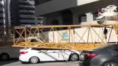 سقوط رافعة على 5 سيارات بأبو ظبي (فيديو)