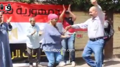 مدير ومدرسو الطبري يدخلون في وصلة رقص أمام اللجان الانتخابية (فيديو)