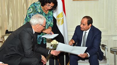 السيسي: نتطلع لزيادة استثمارات شركة كهرباء فرنسا بمصر