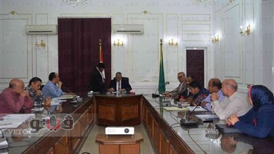 محافظ المنيا يبحث مشكلات ومعوقات قرى الظهير الصحراوي