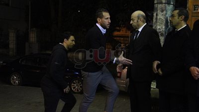 شوقي غريب وجدو يشاركان في عزاء والد محمد فضل بمسجد عمر مكرم.. صور