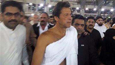 رئيس وزراء باكستان يؤدي العمرة في أول زيارة خارجية بعد فوزه (فيديو صور)