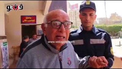 مسن يبكي بعد الإدلاء بصوته ويناشد الشعب: «محدش يقعد» (فيديو)