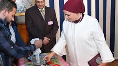 مصممة «شنطة» زوجة السيسي: «مصرية خالصة» (فيديو)