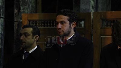 حجازي وميدو يشاركان في عزاء والد محمد فضل بمسجد عمر مكرم (فيديو وصور)