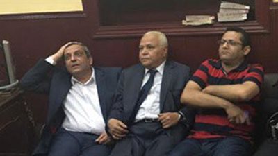 المحكمة تفرغ أسطوانات اتهام نقيب الصحفيين في «إيواء مطلوبين»