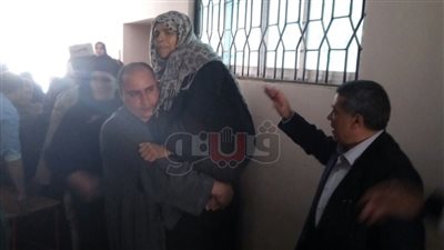 مواطن يحمل والدته للإدلاء بصوتها بشبين القناطر