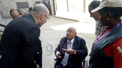 رئيس جامعة القاهرة الأسبق يدلي بصوته في الانتخابات على كرسي متحرك
