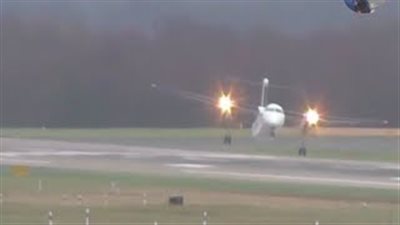 الرياح تتحكم في هبوط طائرة (فيديو وصور)