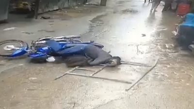 لحظة سقوط حاجز معدني على رأس راكب دراجة نارية (فيديو)