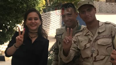 نيللى كريم تلتقط صورا مع رجال الجيش بعد الإدلاء بصوتها