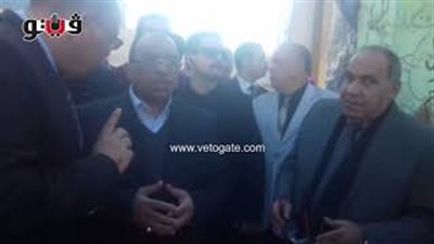 سائقو السرفيس يعطلون موكب وزير التنمية المحلية بالشرقية (فيديو)