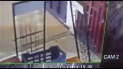 بالفيديو.. لحظة سرقة امرأة محل ملابس في صلاة الجمعة بالمغرب