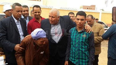 محافظ الوادي الجديد يمنح رحلتي عمرة لأكبر وأصغر مشارك بالانتخابات