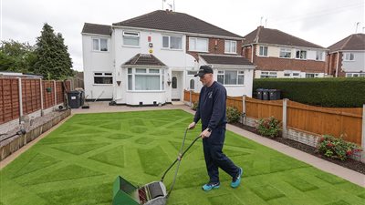 رجل يقضي أشهر الصيف في جز حشائش حديقته والنتيجة غير متوقعة (صور)