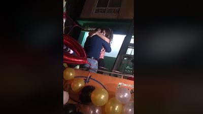 رنا سماحة تصور شابا يصعد لحبيبته من الشباك ليخبرها بحبه (فيديو)