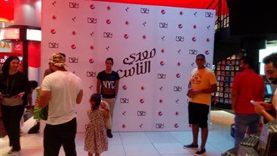 بالصور.. إقبال كثيف على شراء ألبوم عمرو دياب «معدي الناس»