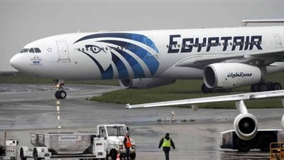 التحقيق في تصادم طائرة بسيارة داخل مطار القاهرة