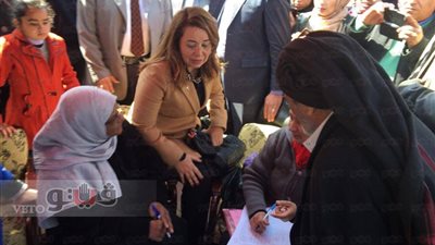 بالصور.. وزيرة التضامن تزور أقباط سيناء بالإسماعيلية