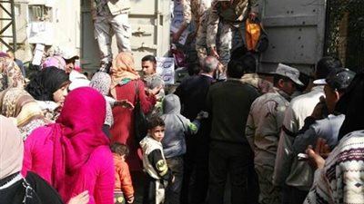 بالصور.. زحام على سيارات سلع القوات المسلحة بشبرا الخيمة