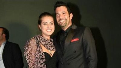 شاهد.. نجم تركي يطلب الزواج من حبيبته التي تصغره بـ15 عامًا