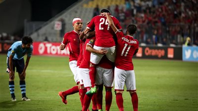 بالفيديو.. الأهلي يتقدم بهدف على الوداد في الشوط الأول