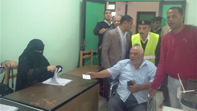 قعيد يبكي في لجنة طور سيناء: «الحمد لله صوتي ماضعش» (فيديو)