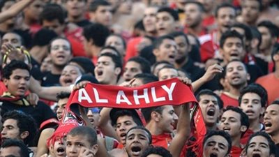 30 مشجعا أهلاويا يؤازرون الفريق بالفندق قبل انطلاق المباراة
